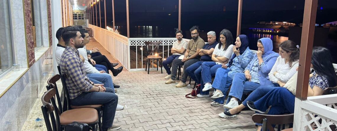 فرسان الحوار يناقشون برنامجهم ويقيمون مراحله.